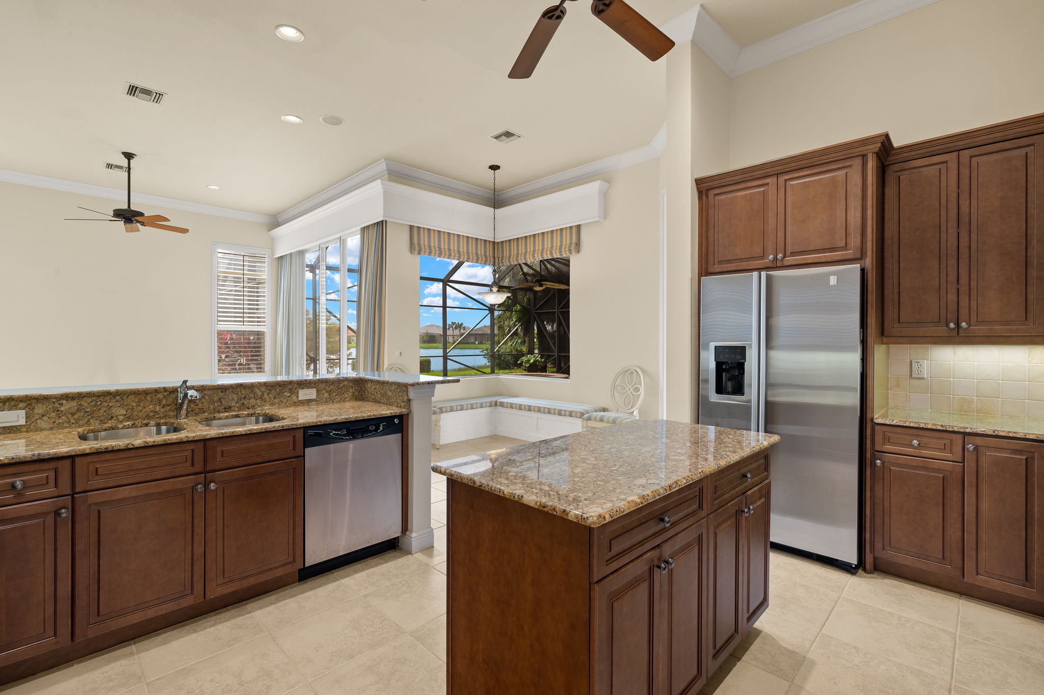 Kitchen 2 of 5