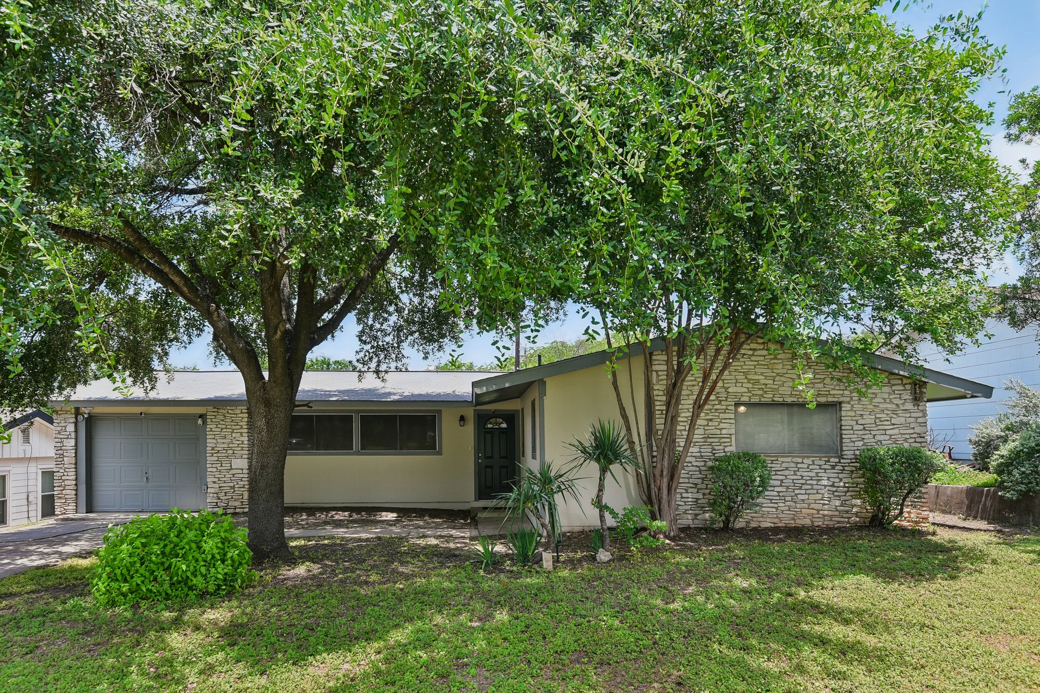 Shady Springs Dr-S2506-002.jpg
