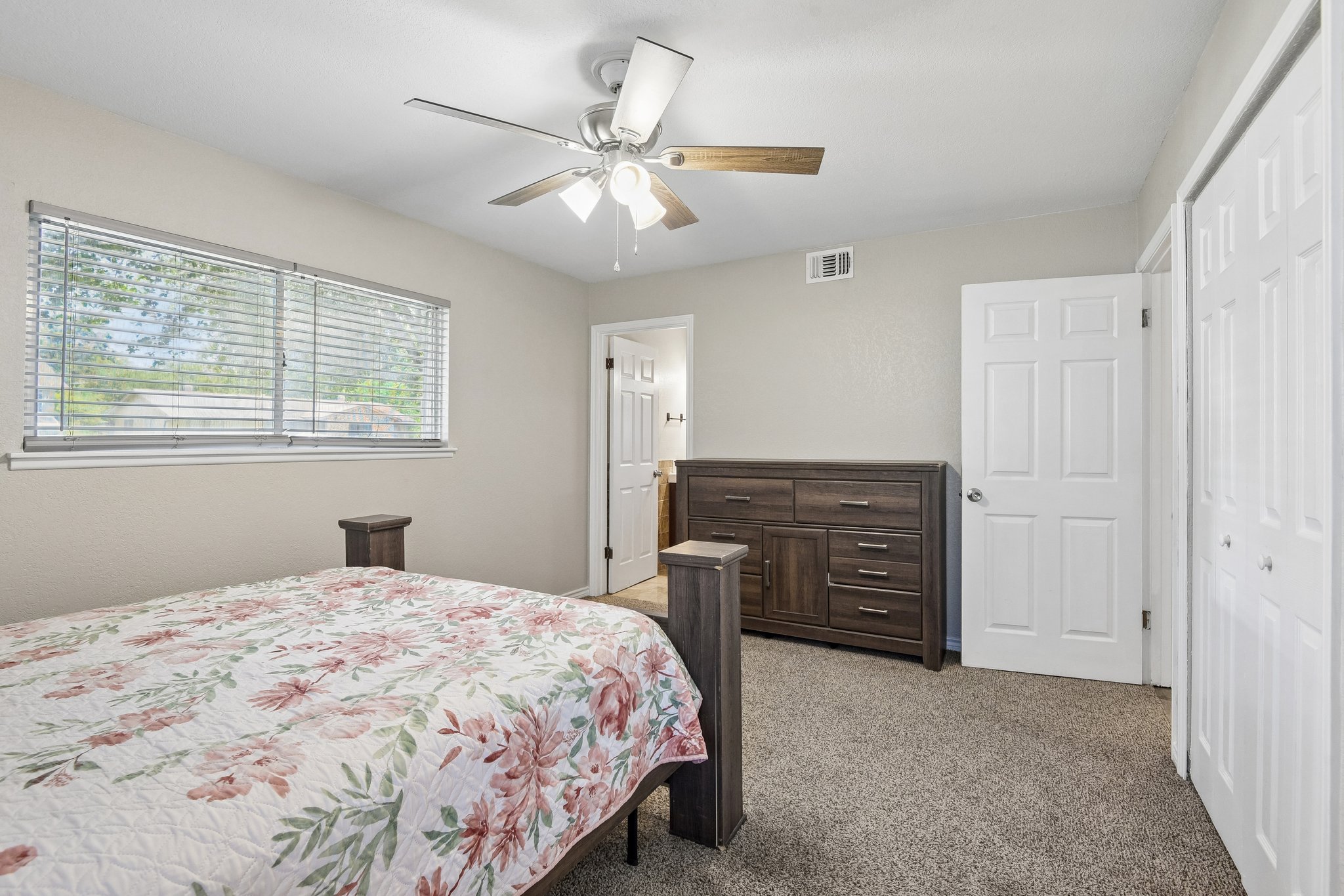 Shady Springs Dr-S2506-031.jpg