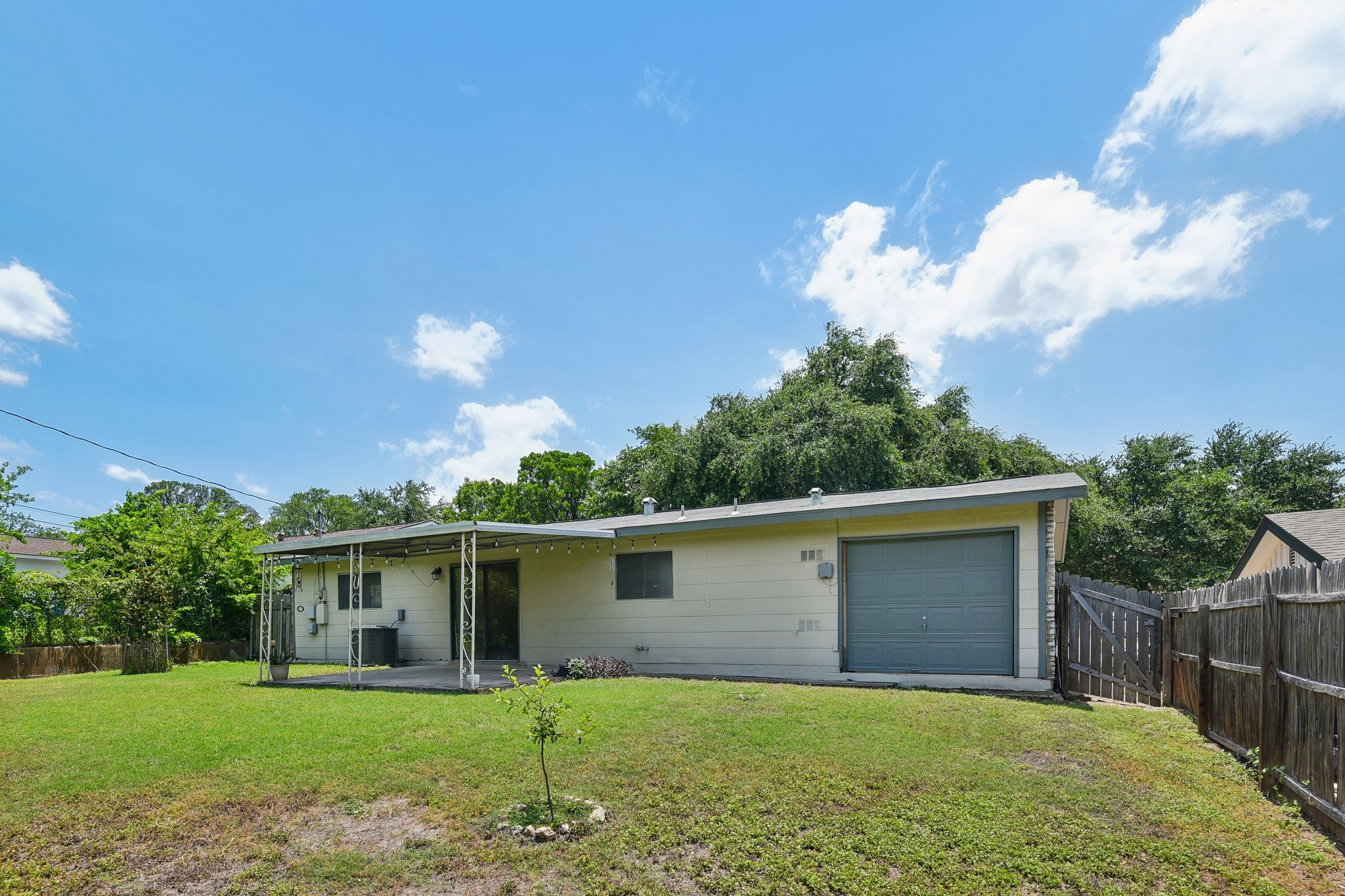 Shady Springs Dr-S2506-036.jpg