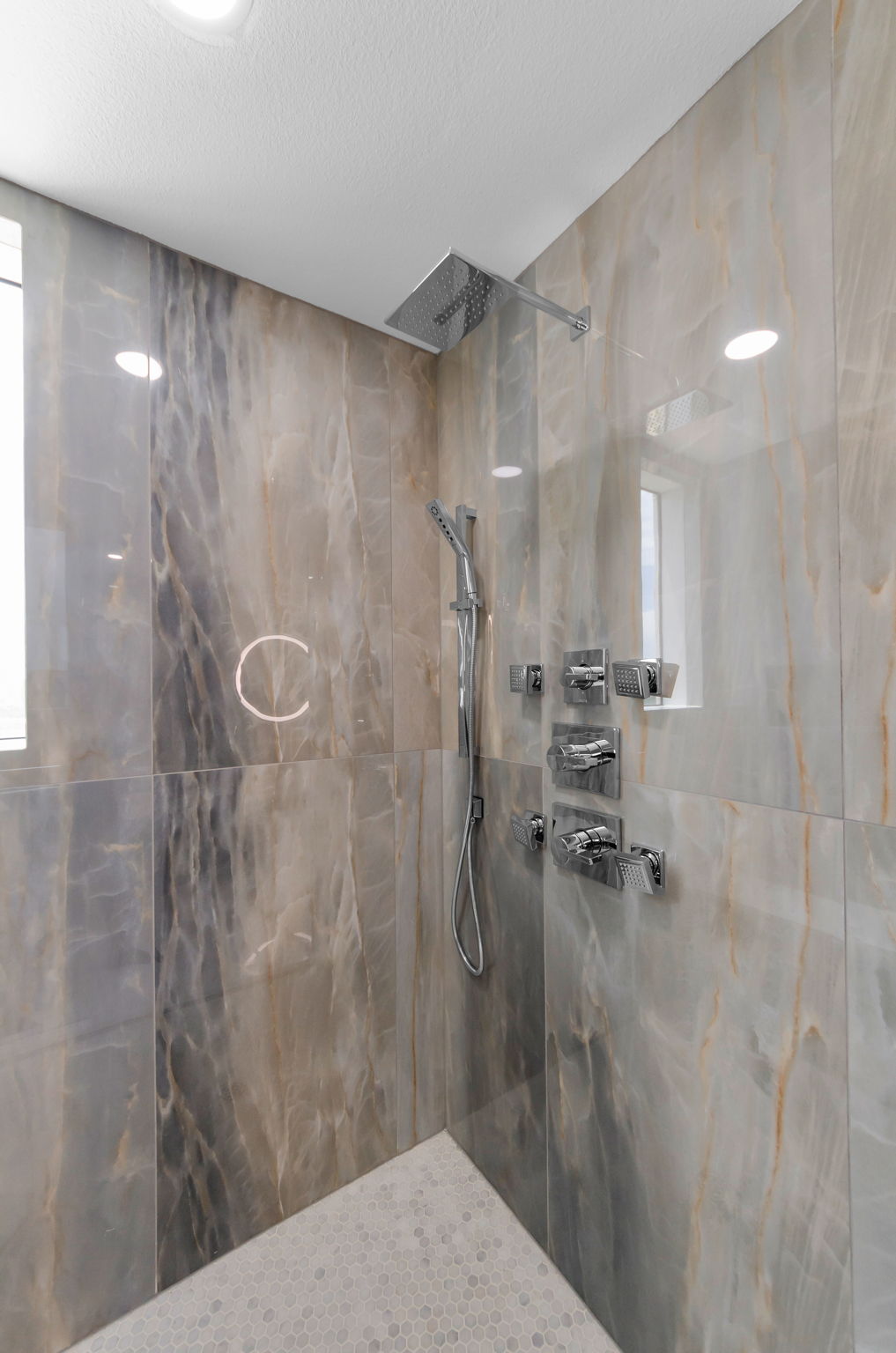 Primary Bathroom1e