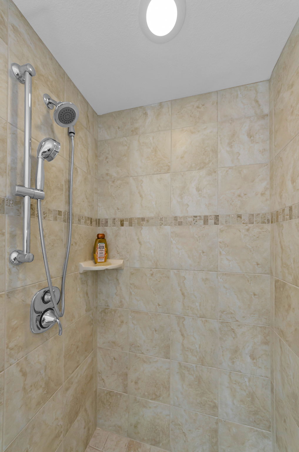 Upper Level Primary Bathroom1b