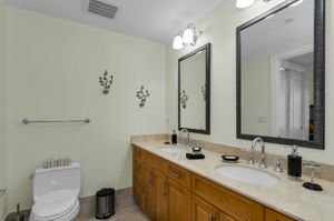 Upper Level Primary Bathroom1c