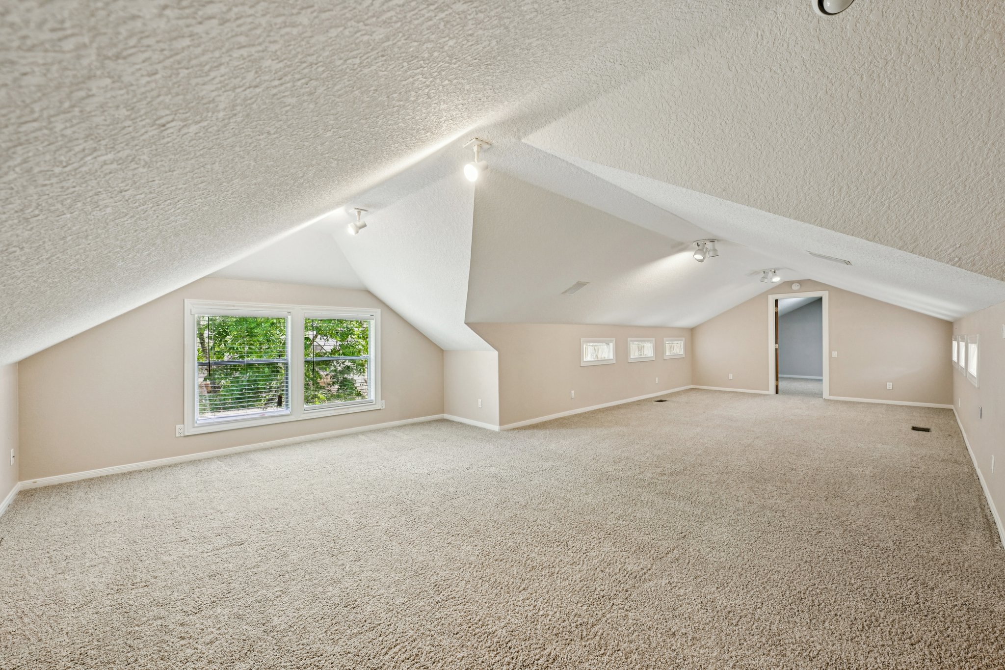 Creekside Dr-L1508-036.jpg