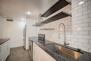  N 18th Ave 27-012