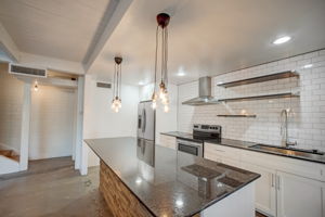  N 18th Ave 27-013
