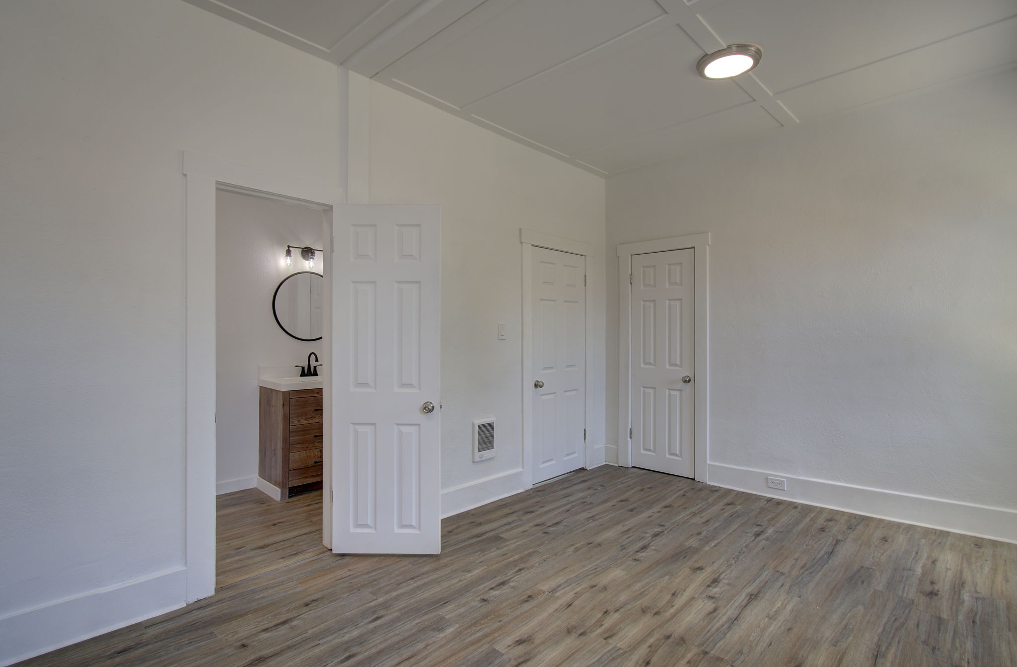 03 3rd bedroom with bath