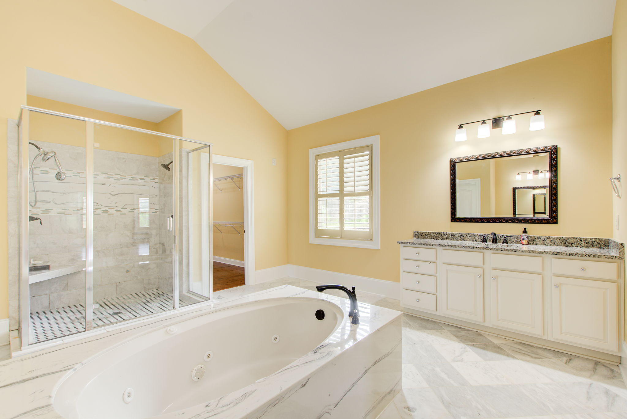32 Main BR En Suite B w Closet Access