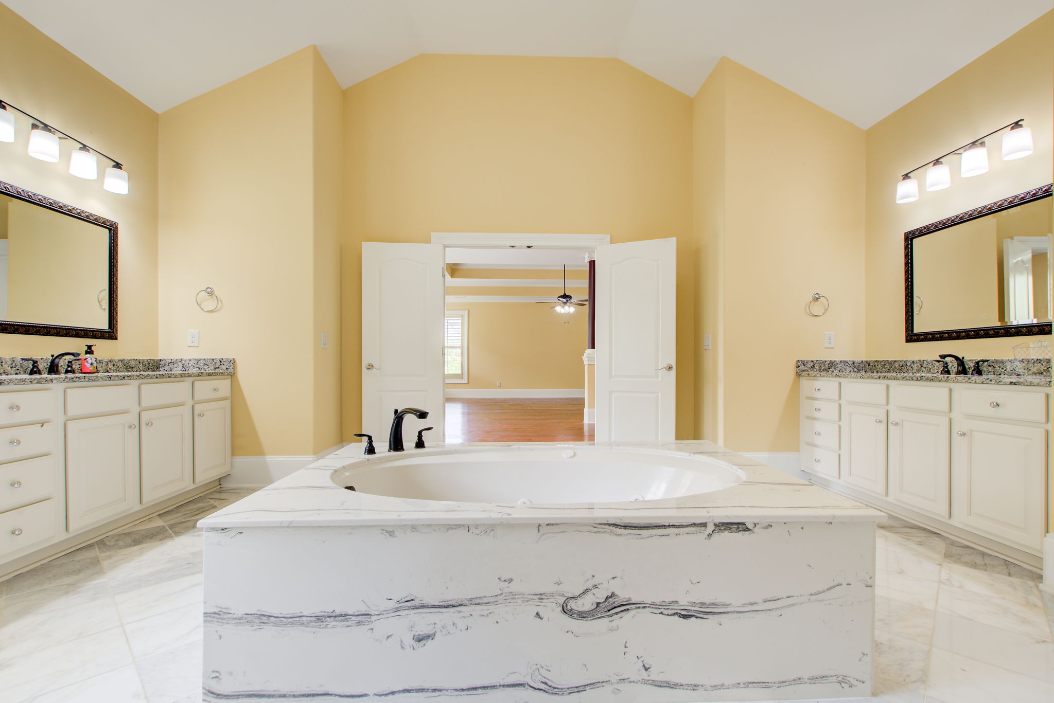 35 Main BR En Suite C Tub Detail