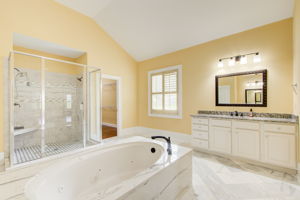 32 Main BR En Suite B w Closet Access