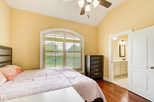 39 BR 2 B w J&J Bath