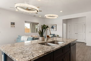 Center Island/Breakfast Bar