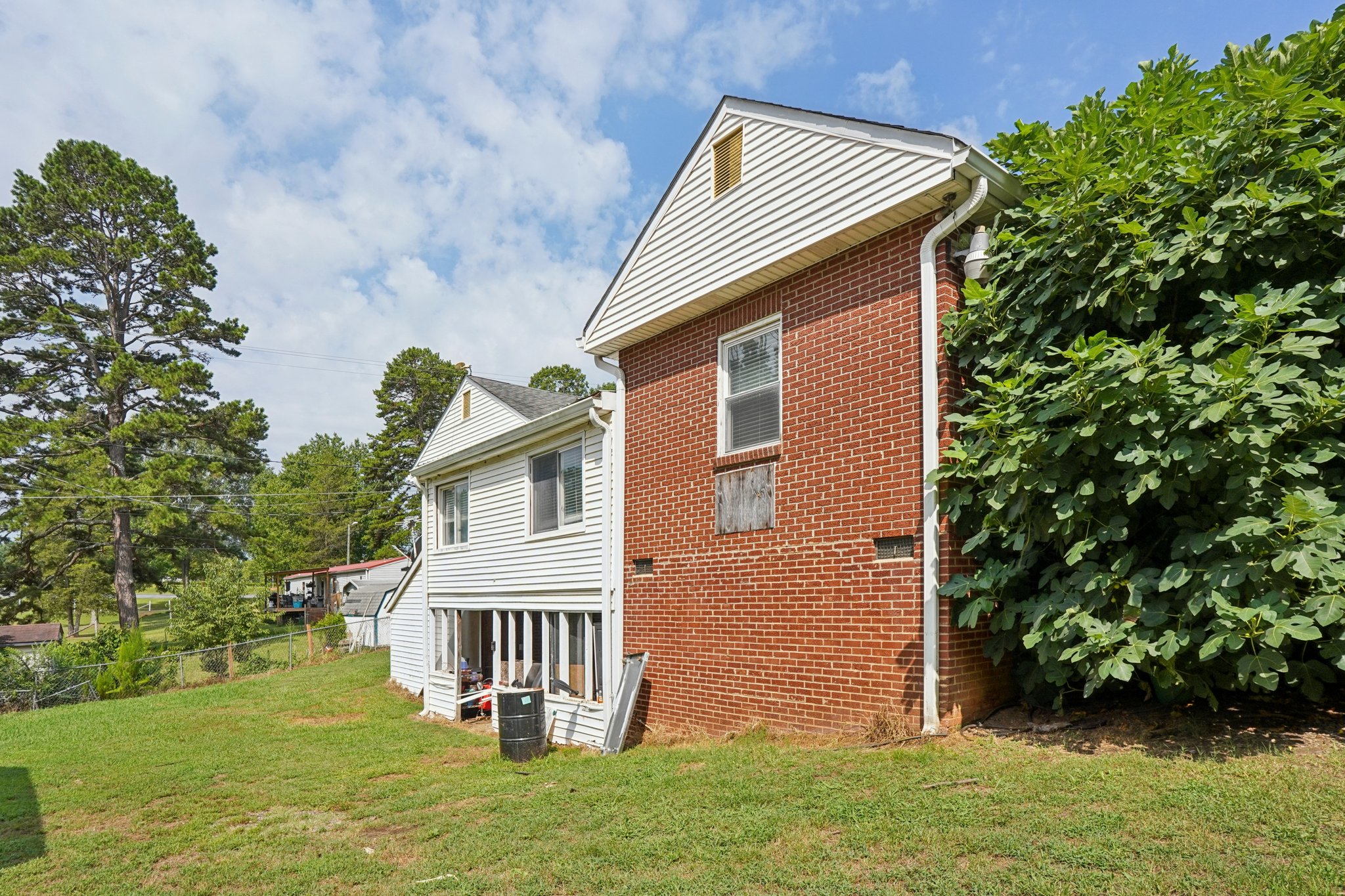 Fairview Dr-S3007-048.jpg