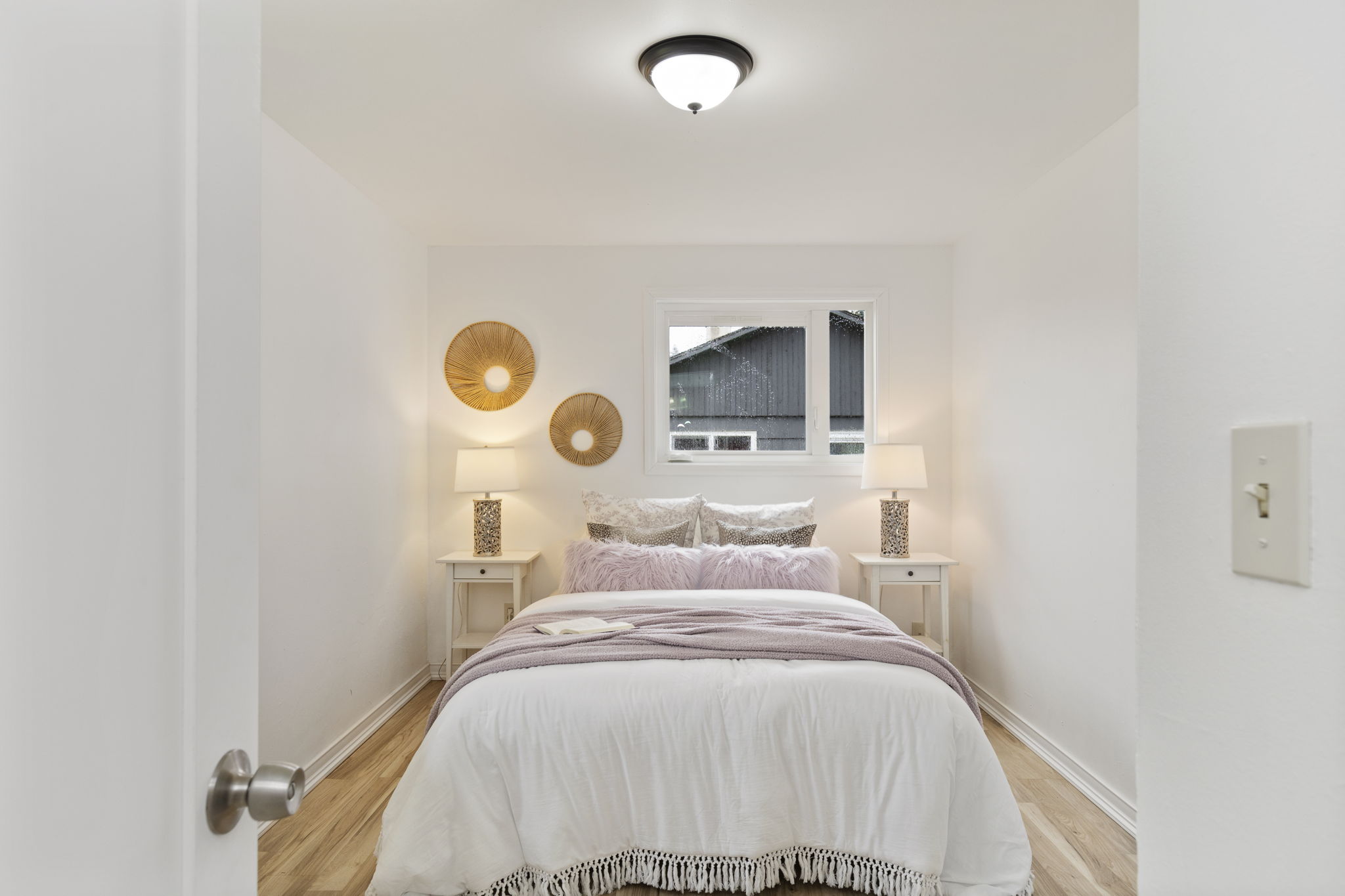 3326 - Bedroom fits a queen bed!