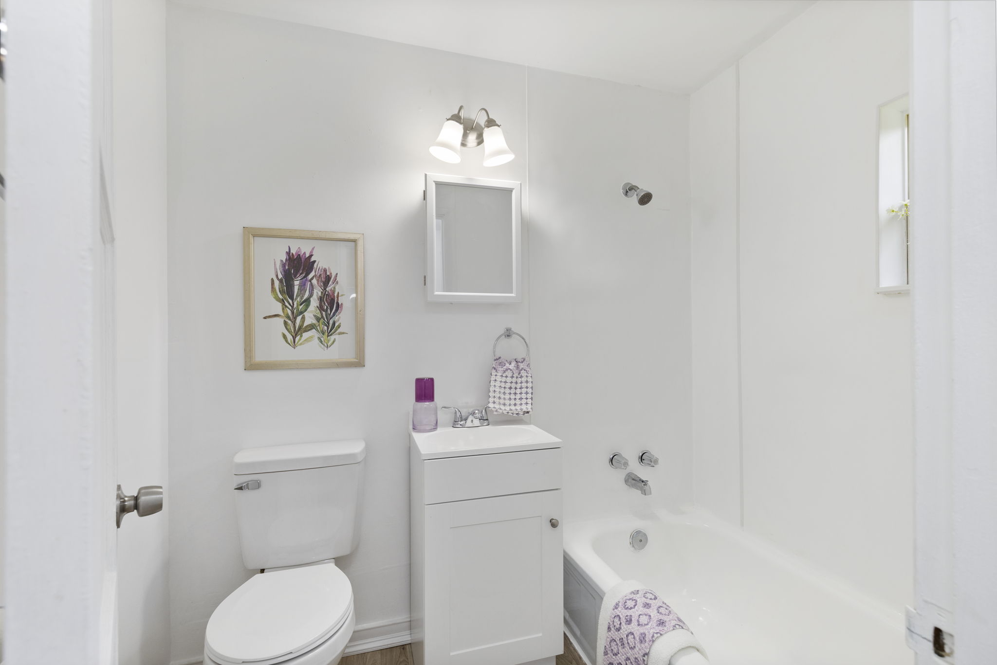 3326 - Refreshed full bath!