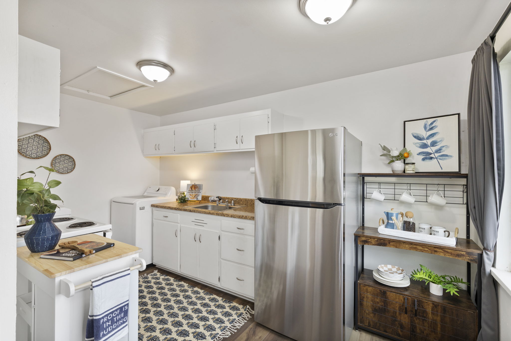 3328 - Cutest kitchen with washer and Dryer included!