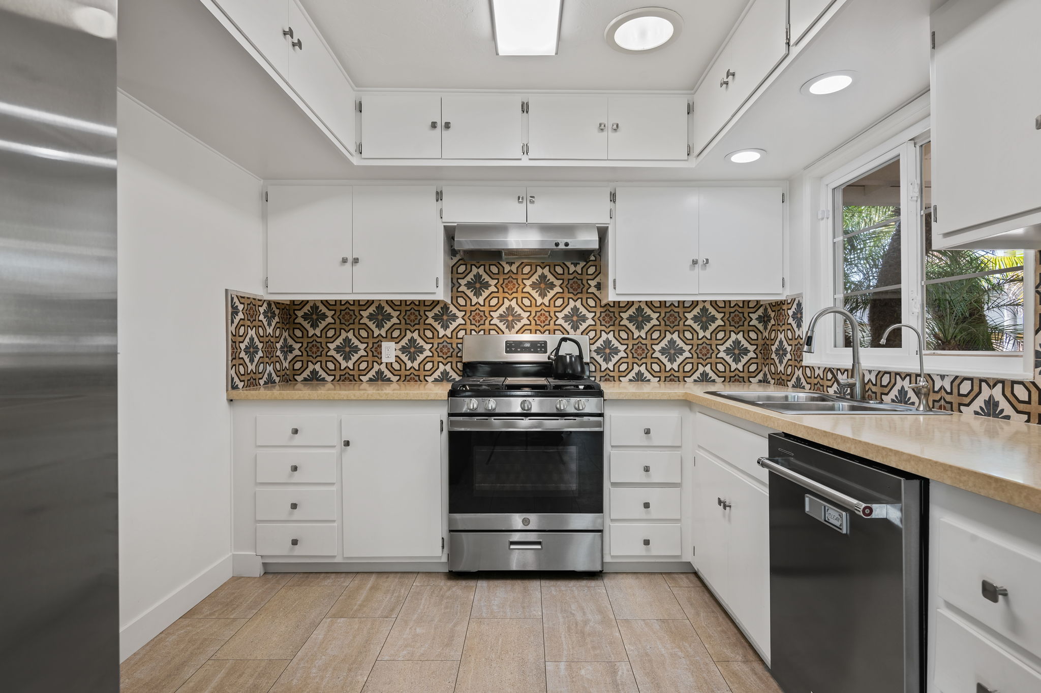 12 - Kitchen