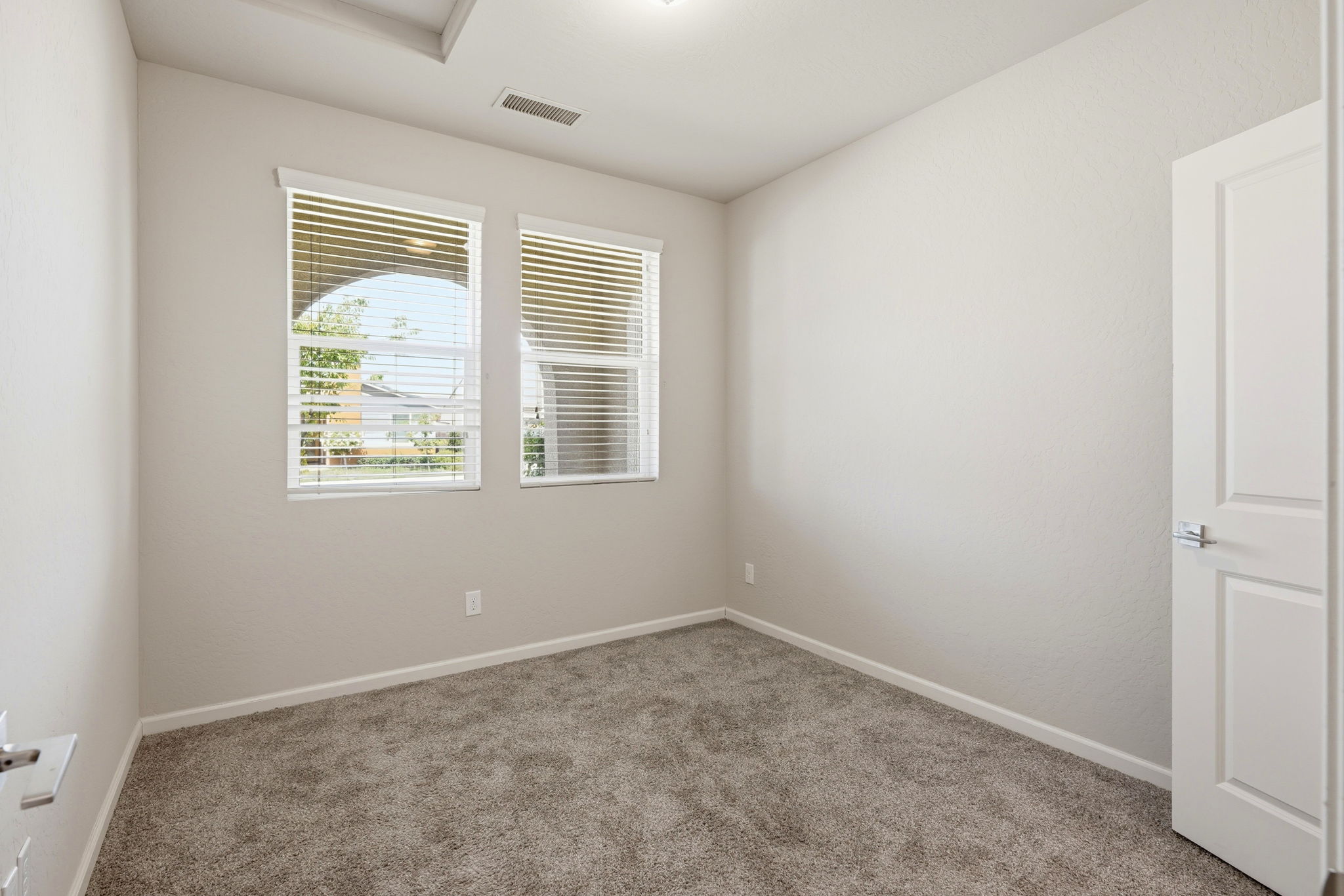 026_F8_3335 Las Rosas Ave