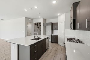 013_F8_3335 Las Rosas Ave