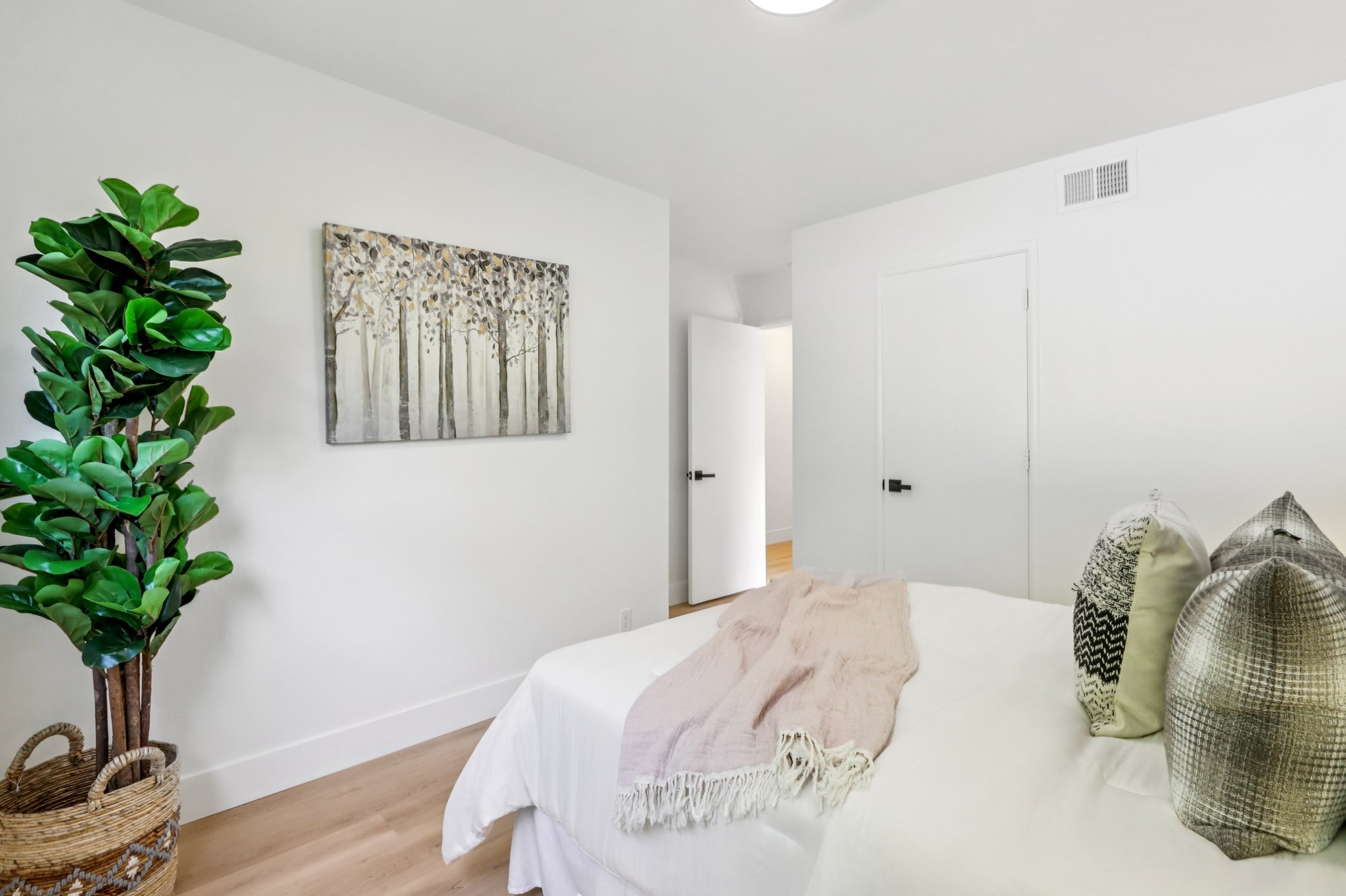 University Dr-S2510-027.jpg