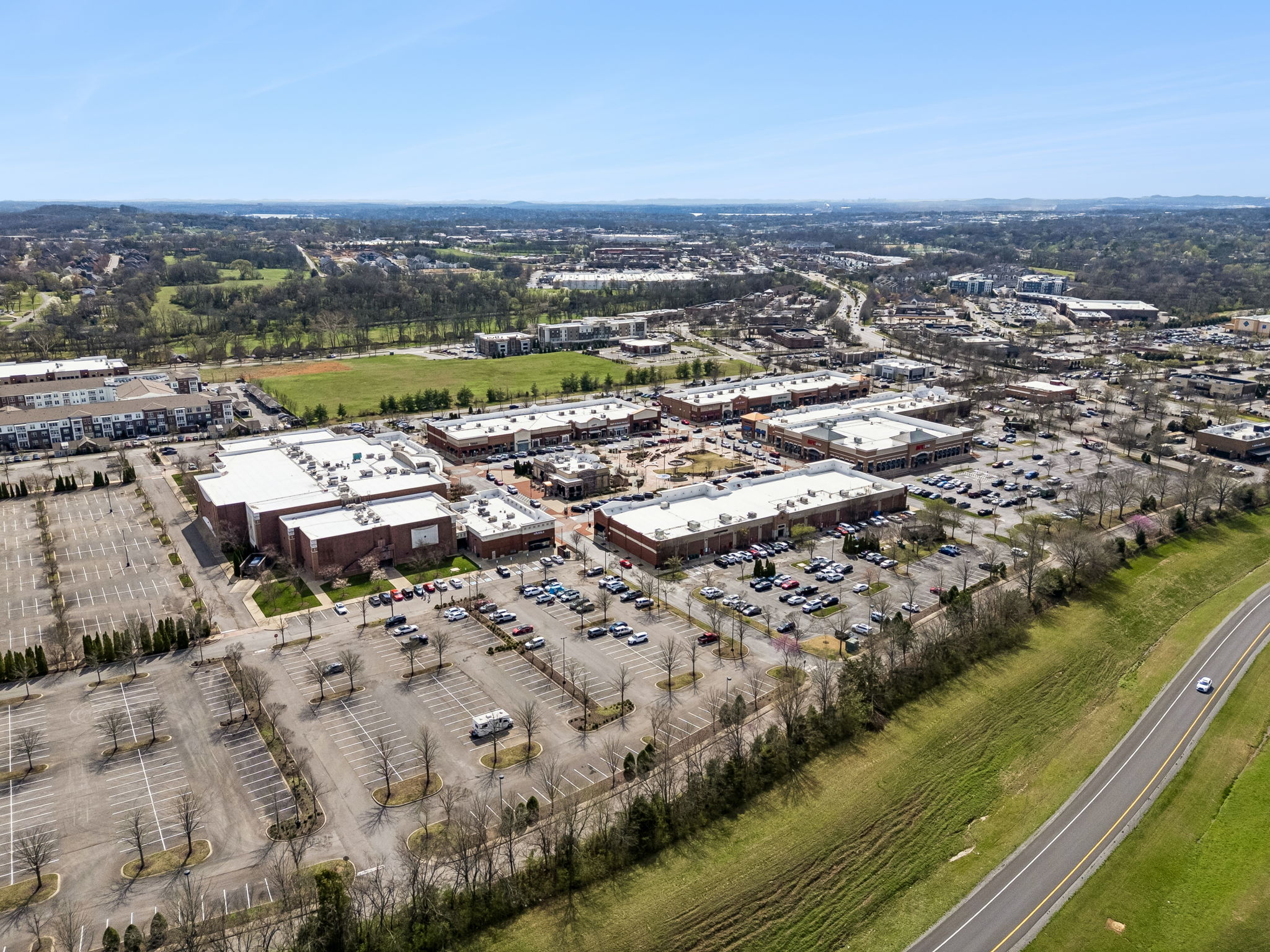 Easy walk to The Streets of Indian Lake shopping, dining, entertaining, movie theater, work out facilities and more!  Some weekends The Streets has live music and it's like a block party.