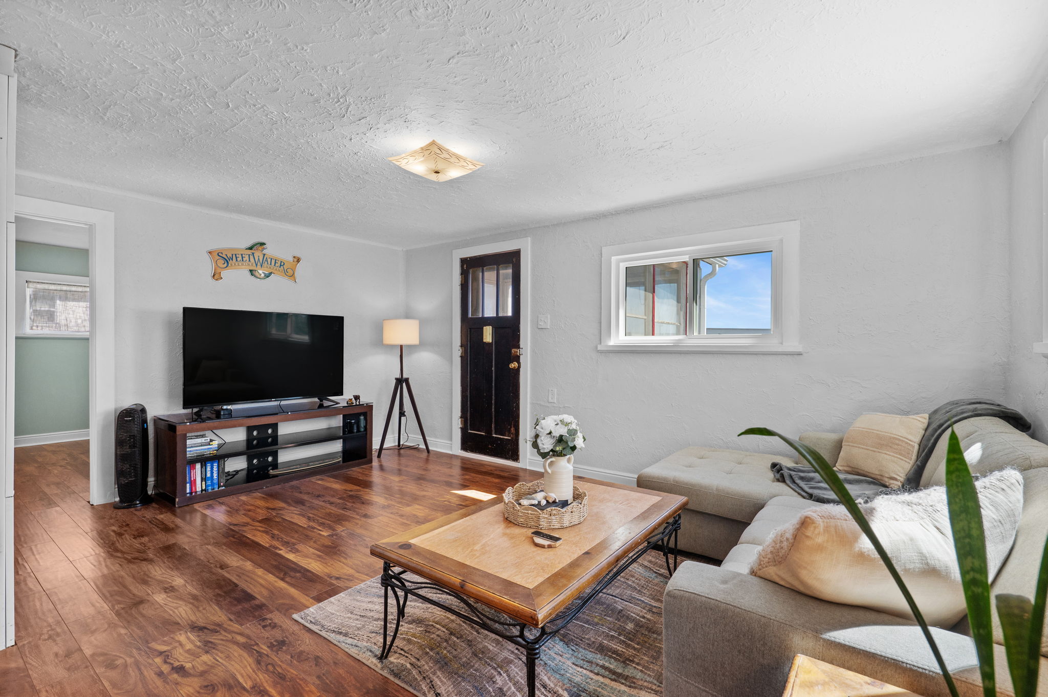 Wood style laminate flooring throughout