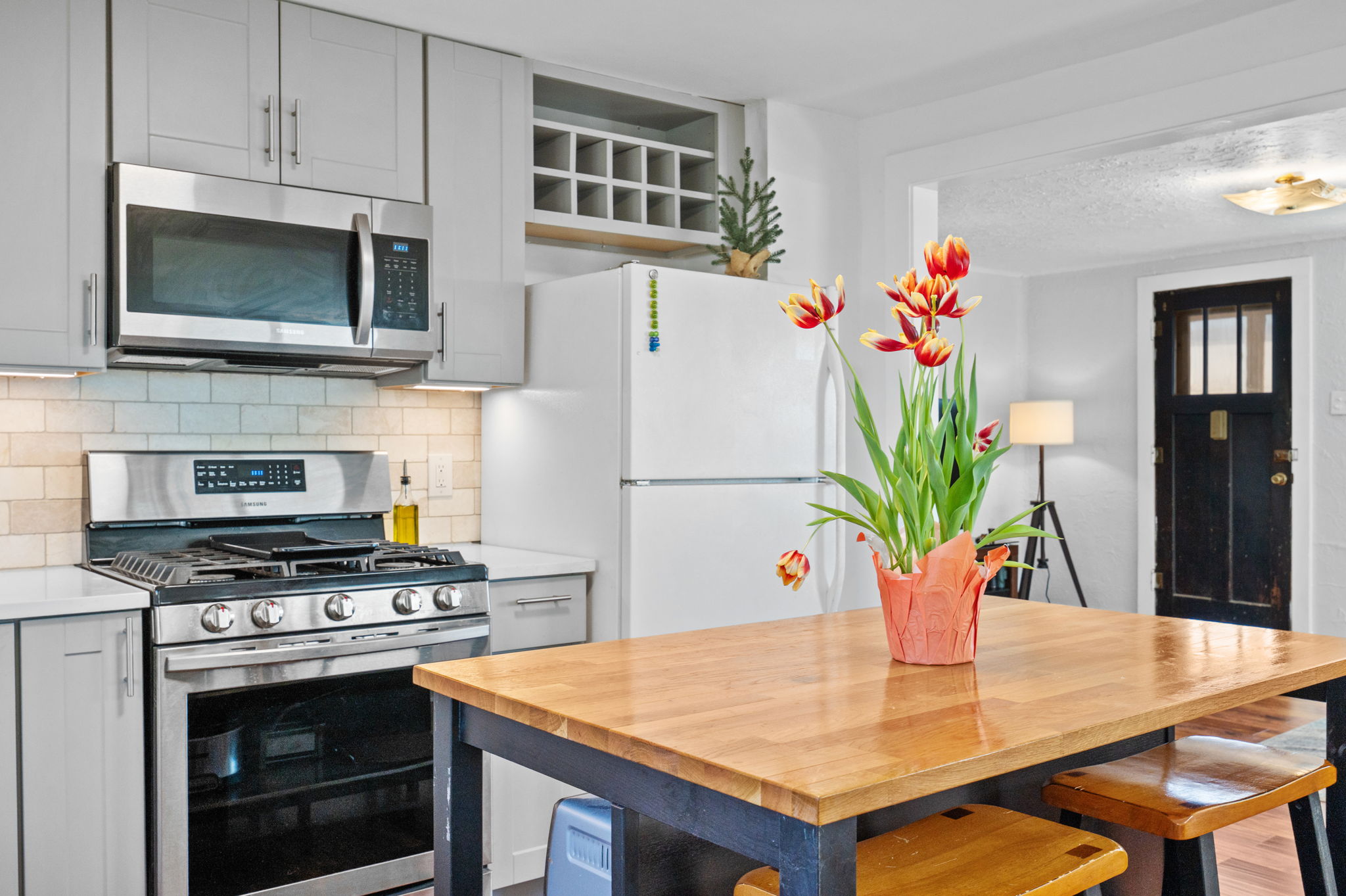 Gas range with griddle