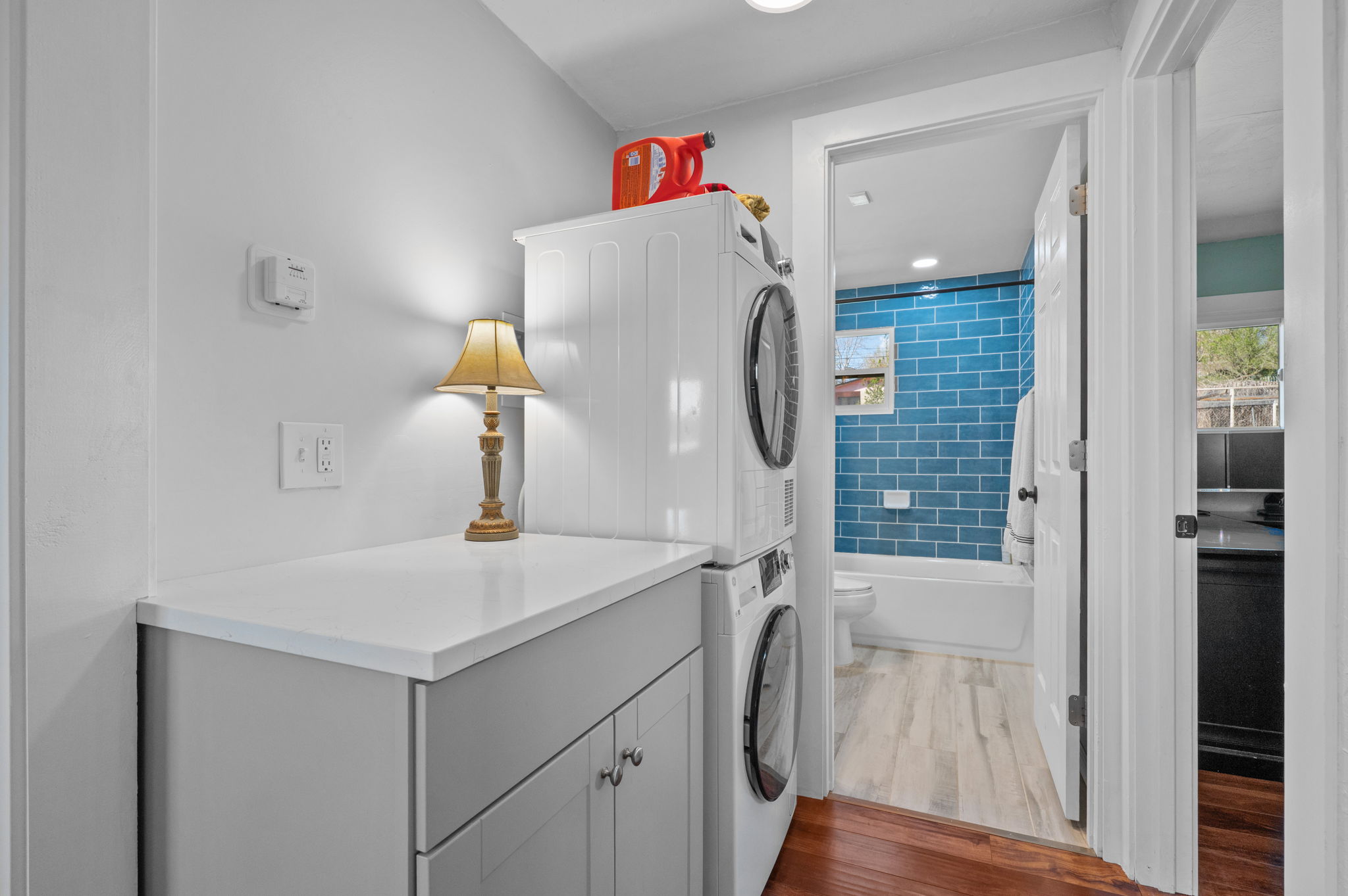 Stackable washer/dryer w folding counter