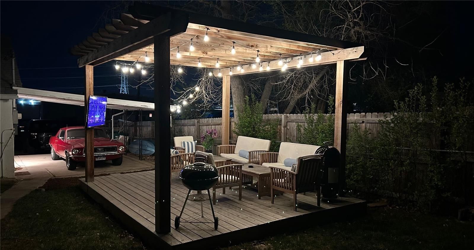 Patio furniture & tv can be included