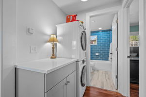 Stackable washer/dryer w folding counter