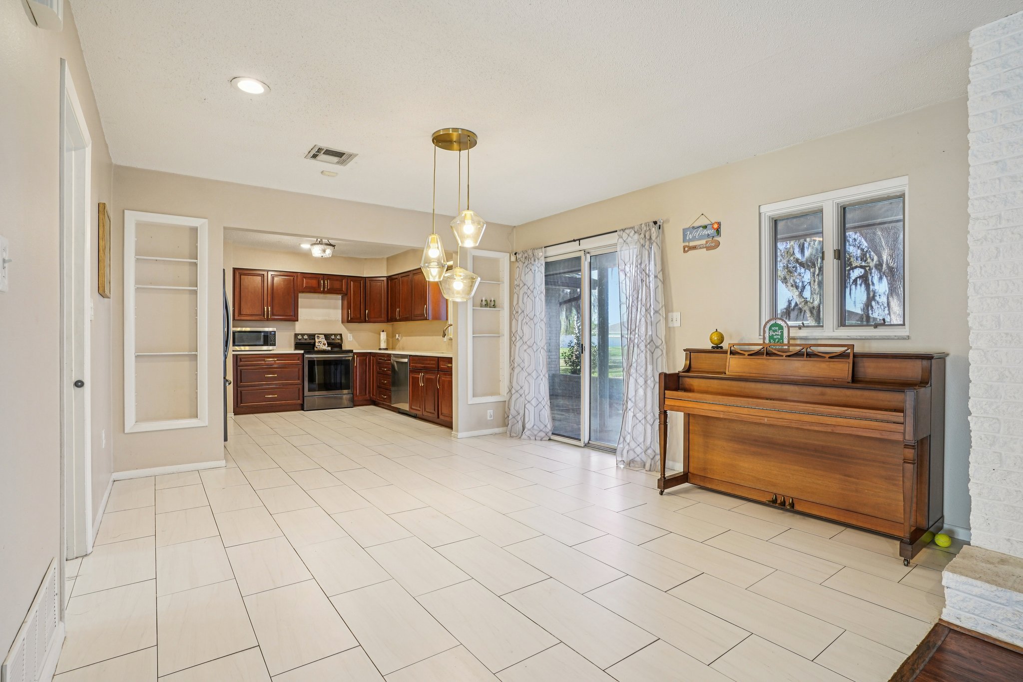 Overton Dr-S1103-016.jpg