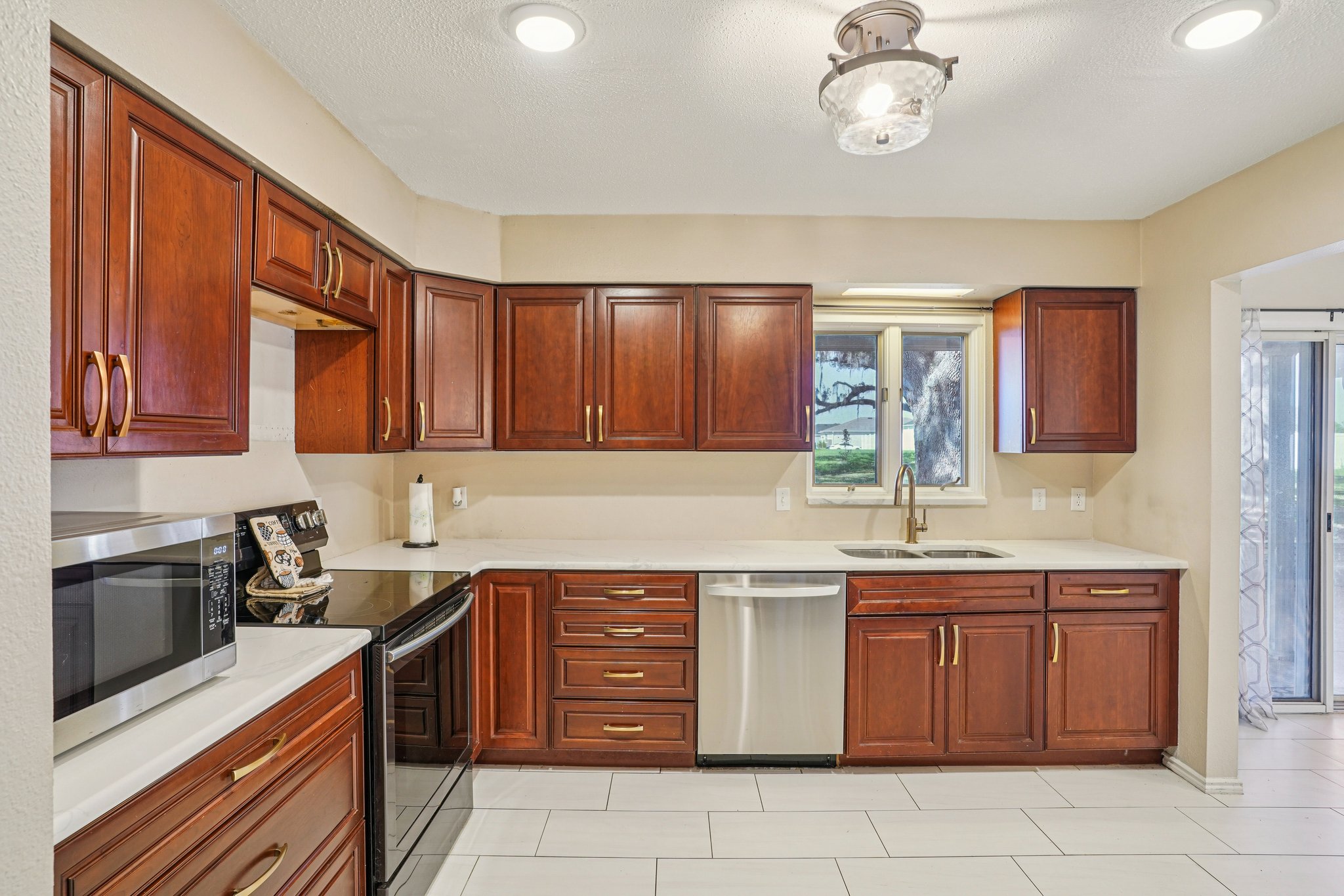 Overton Dr-S1103-024.jpg