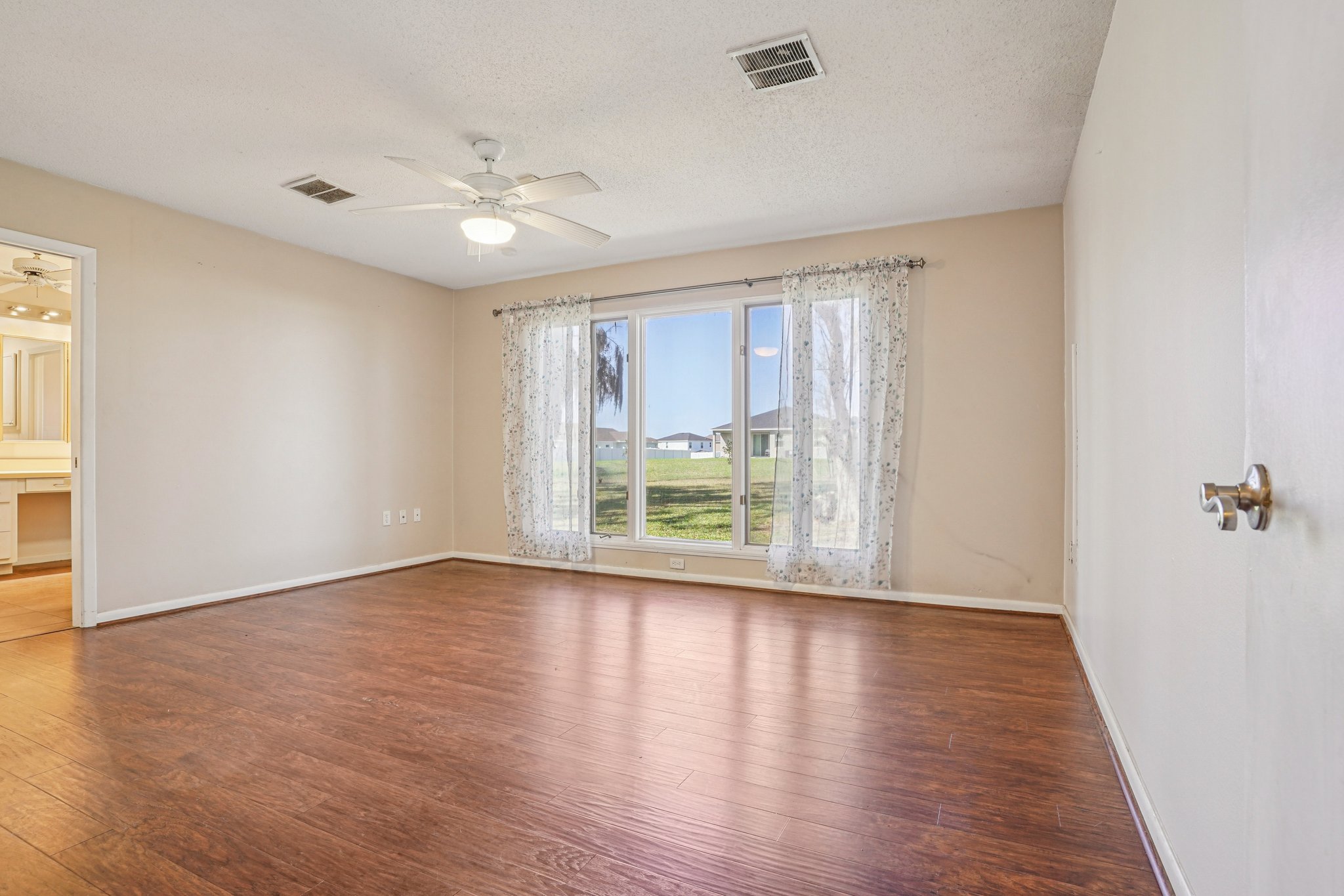 Overton Dr-S1103-026.jpg