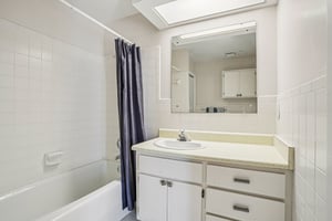 Overton Dr-S1103-034.jpg