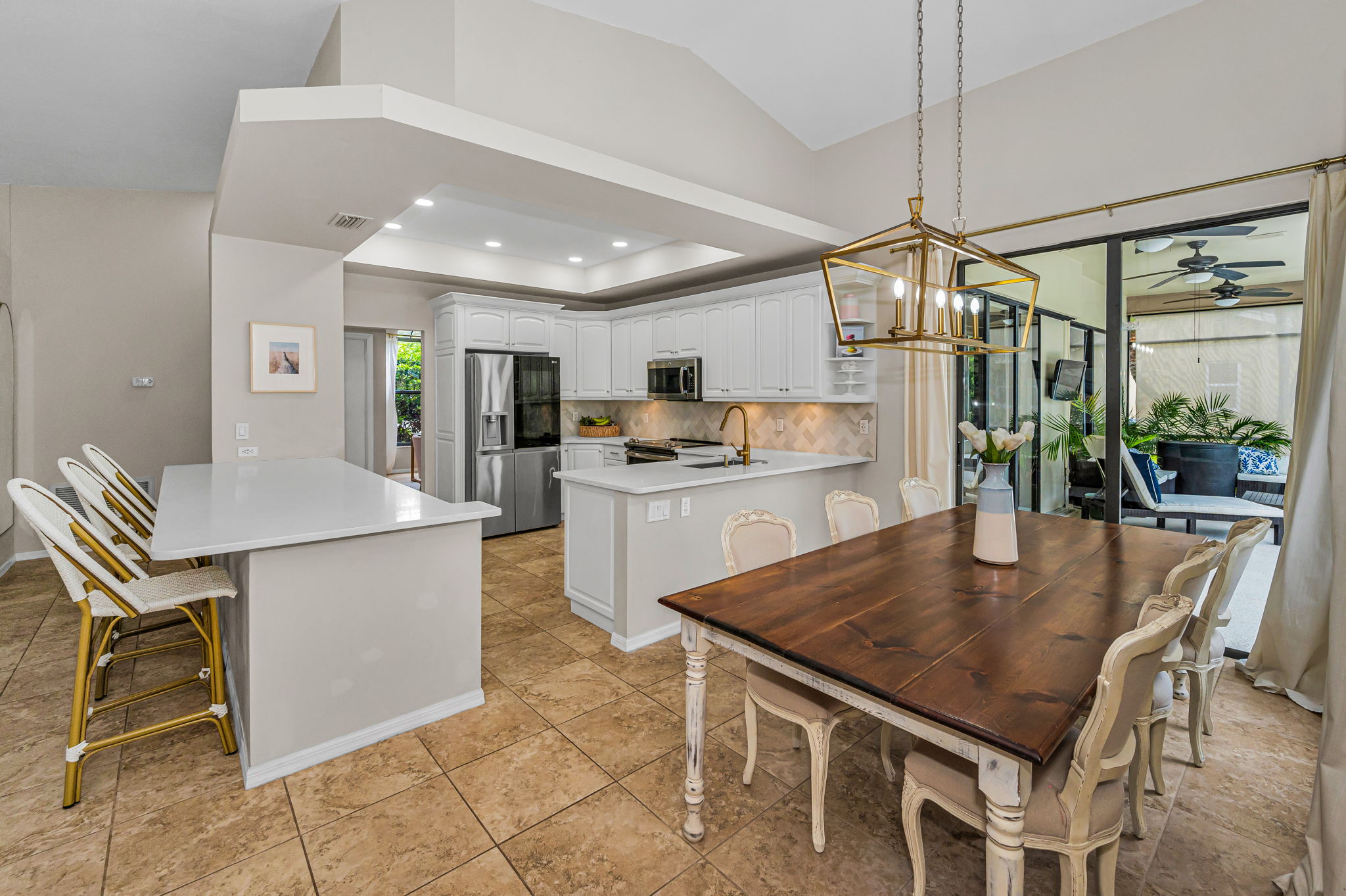 Kitchen Eat-in Area4