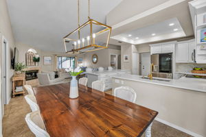 Kitchen Eat-in Area3
