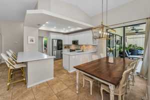 Kitchen Eat-in Area4
