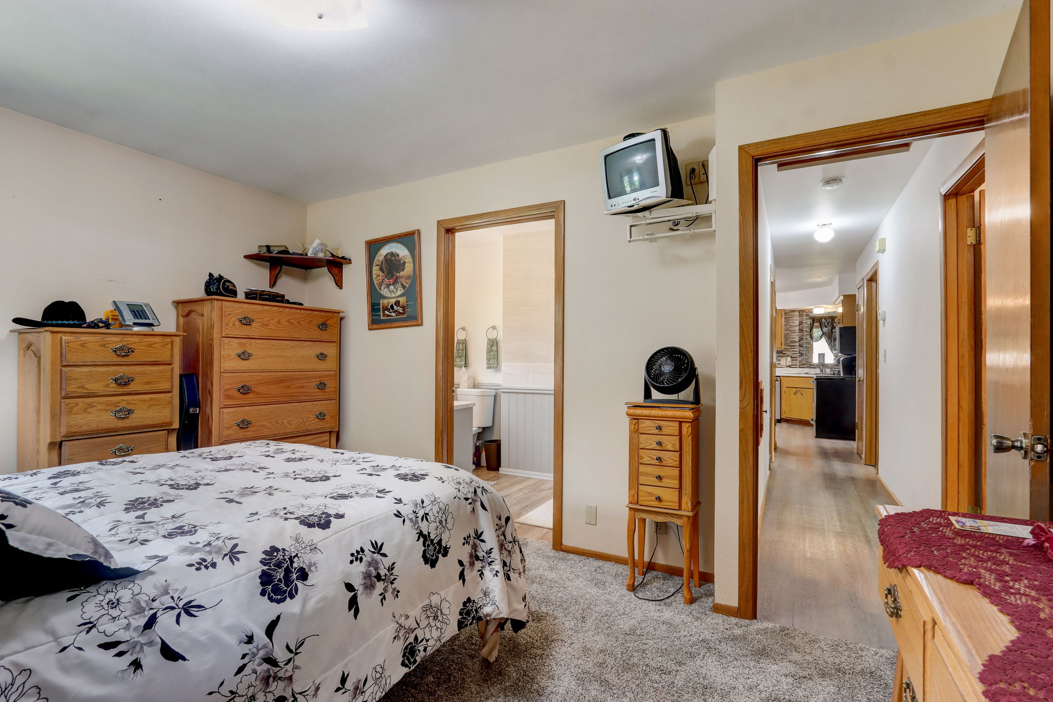  E Woodview Ave-033