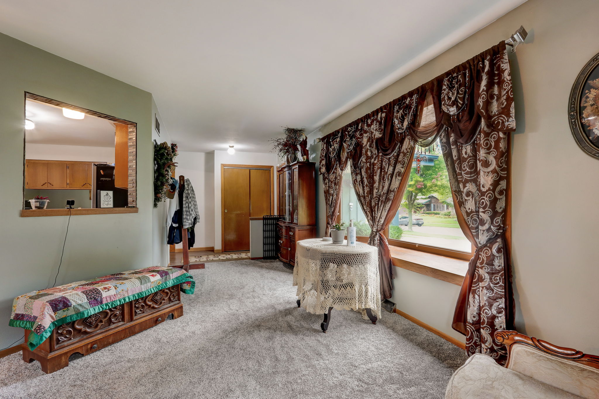  E Woodview Ave-011