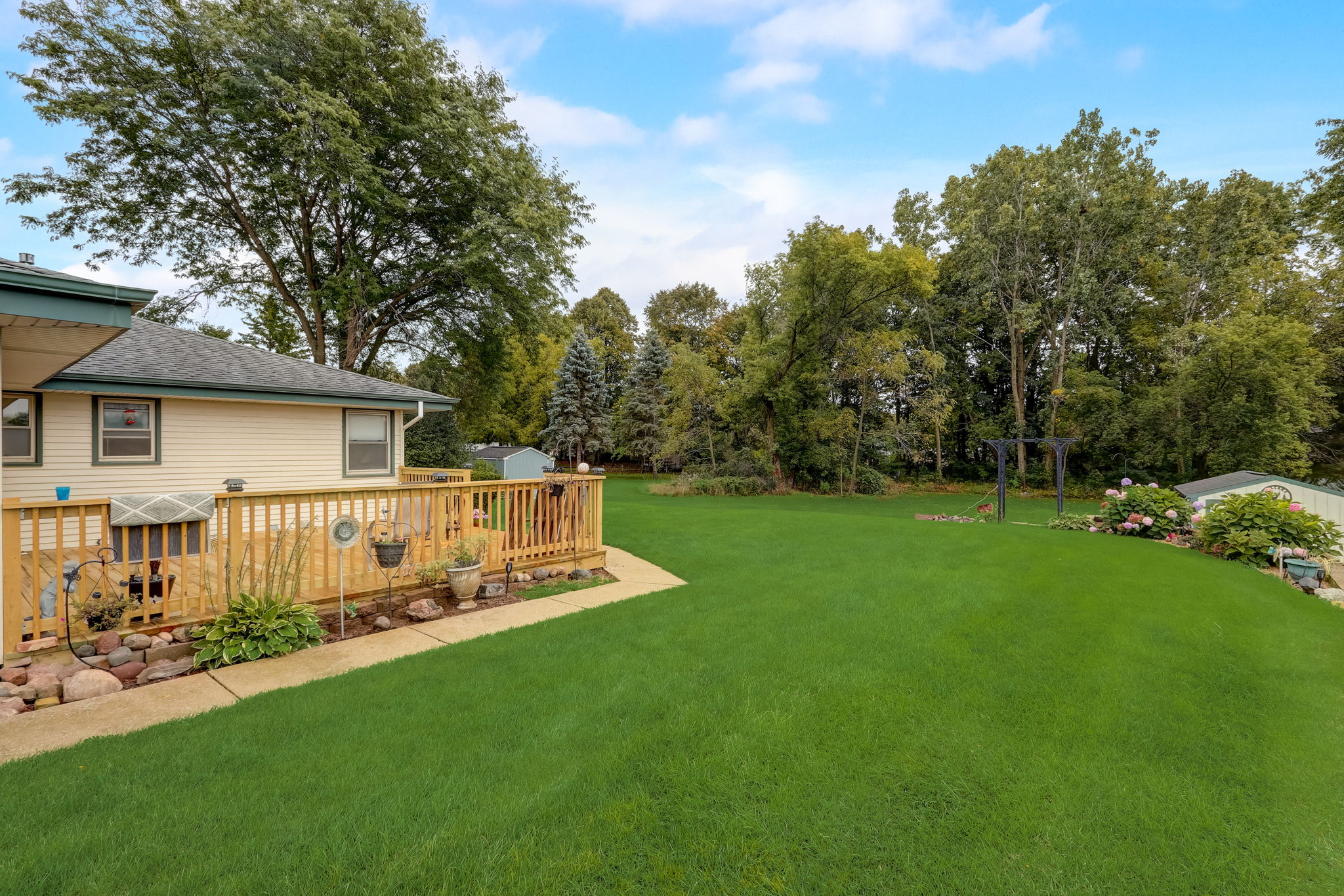  E Woodview Ave-049