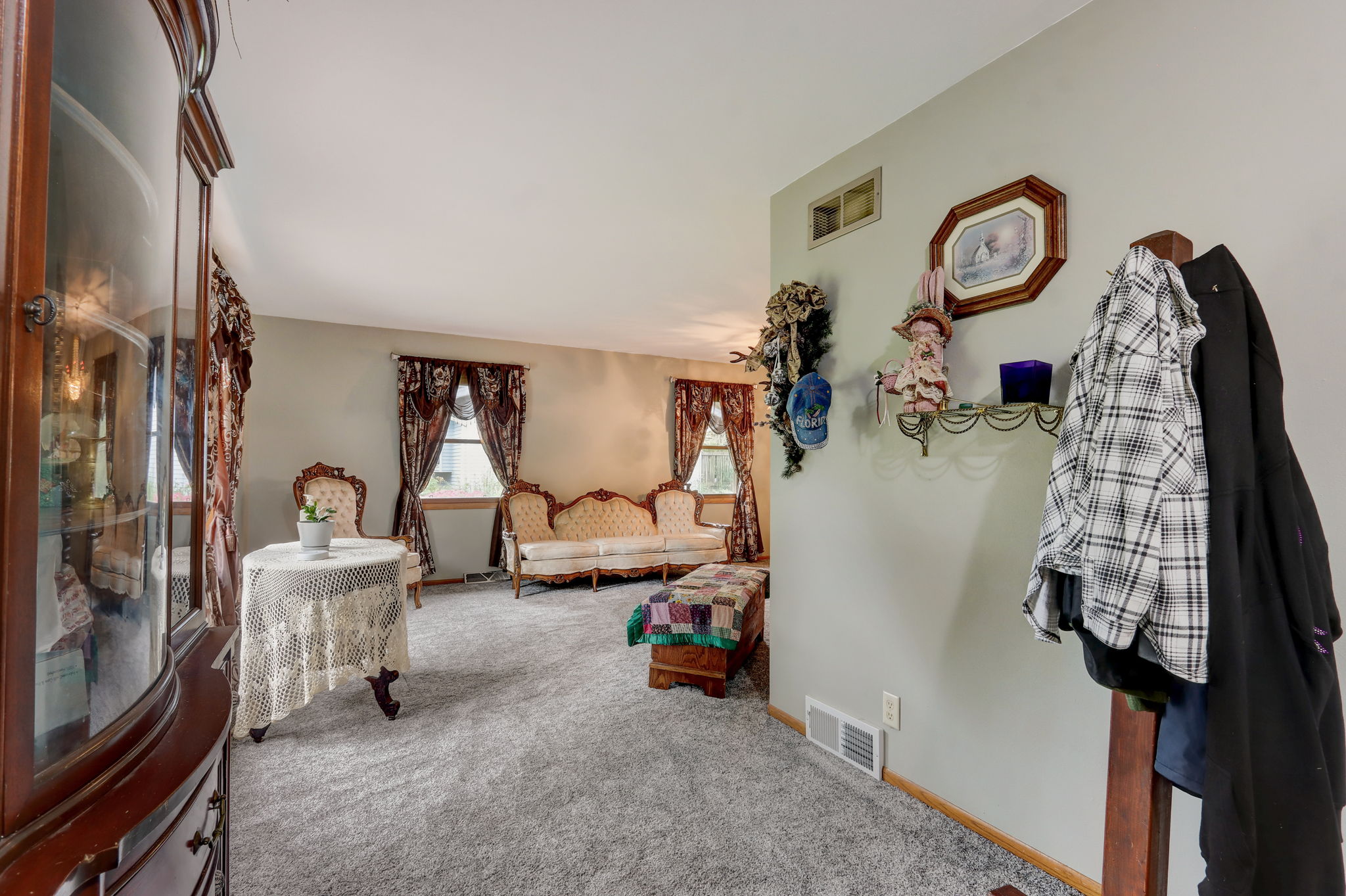  E Woodview Ave-008