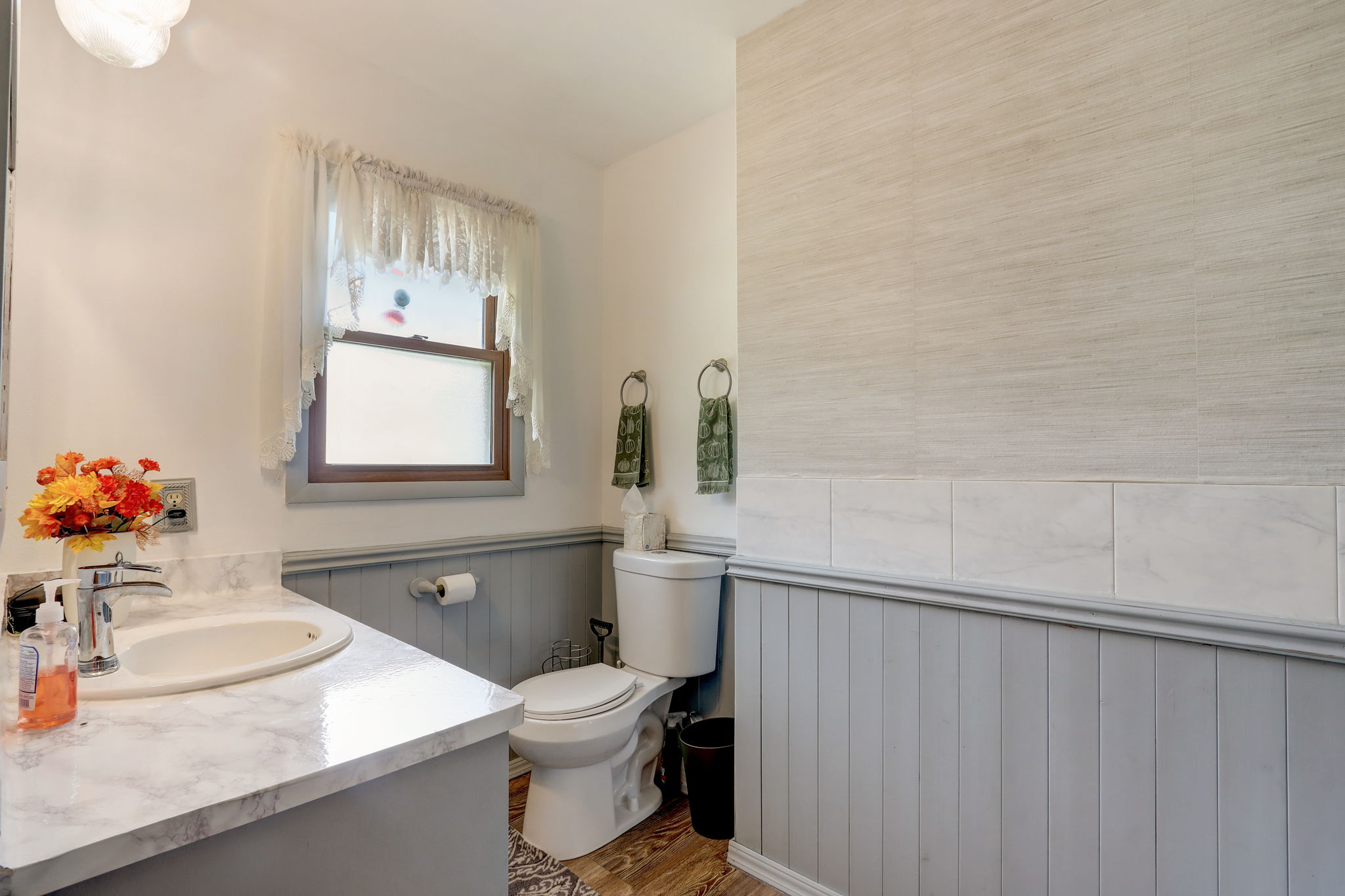  E Woodview Ave-035