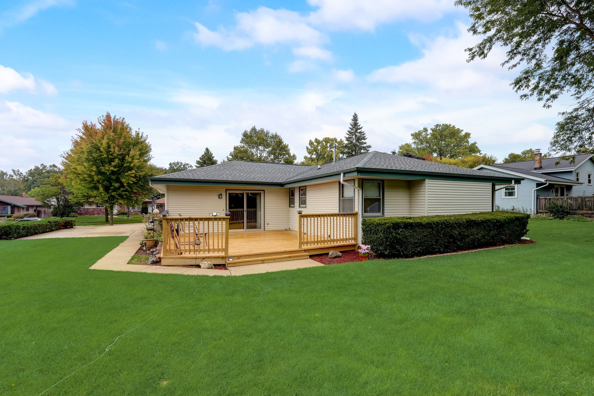  E Woodview Ave-051