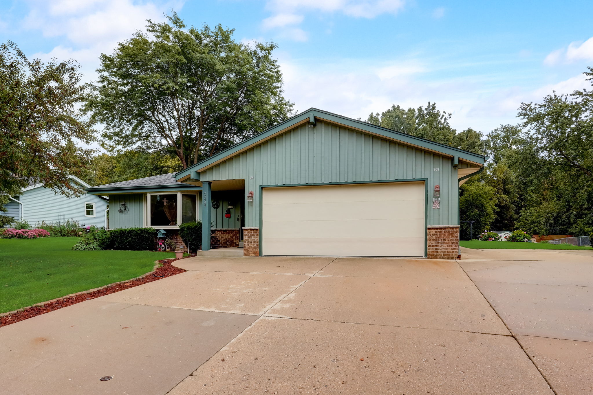  E Woodview Ave-002