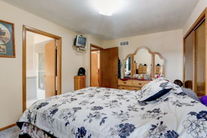  E Woodview Ave-034