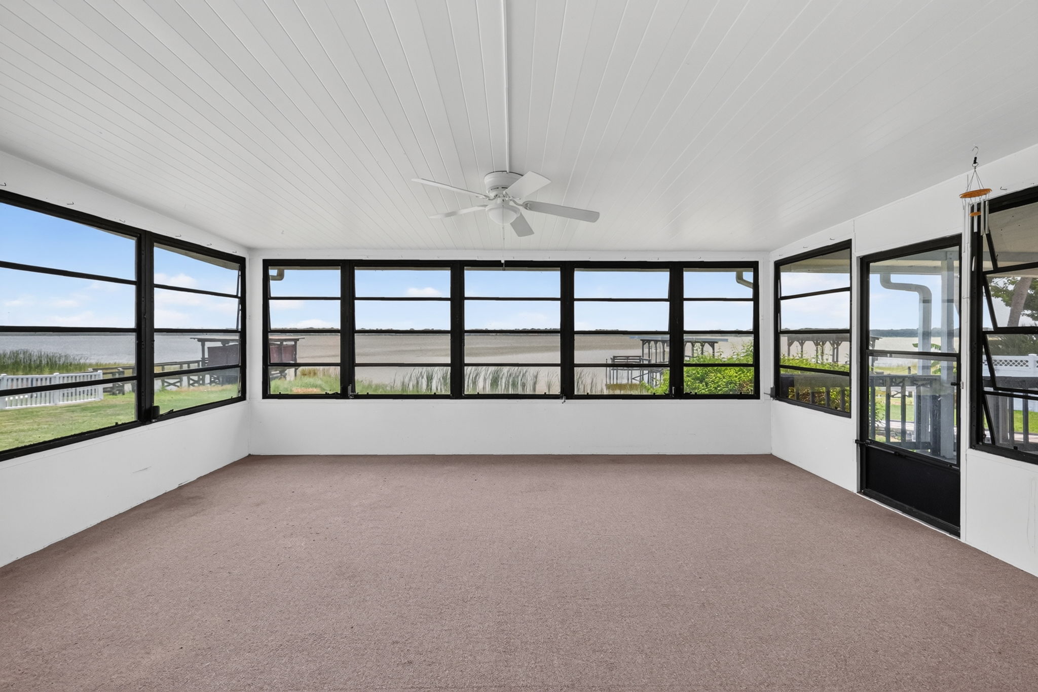 Glass-Enclosed Lanai with STUNNING WATERFRONT VIEWS of Lake Griffin!