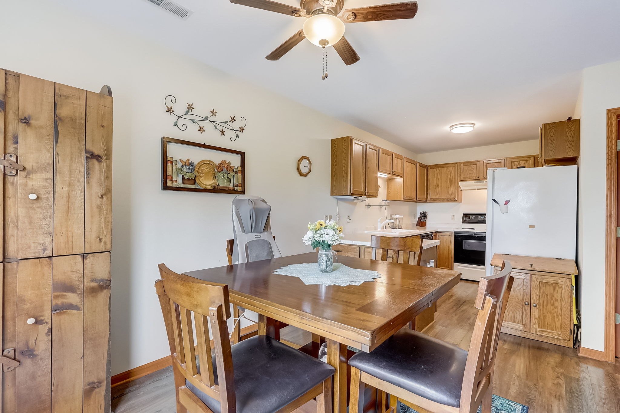  W Sycamore St-017