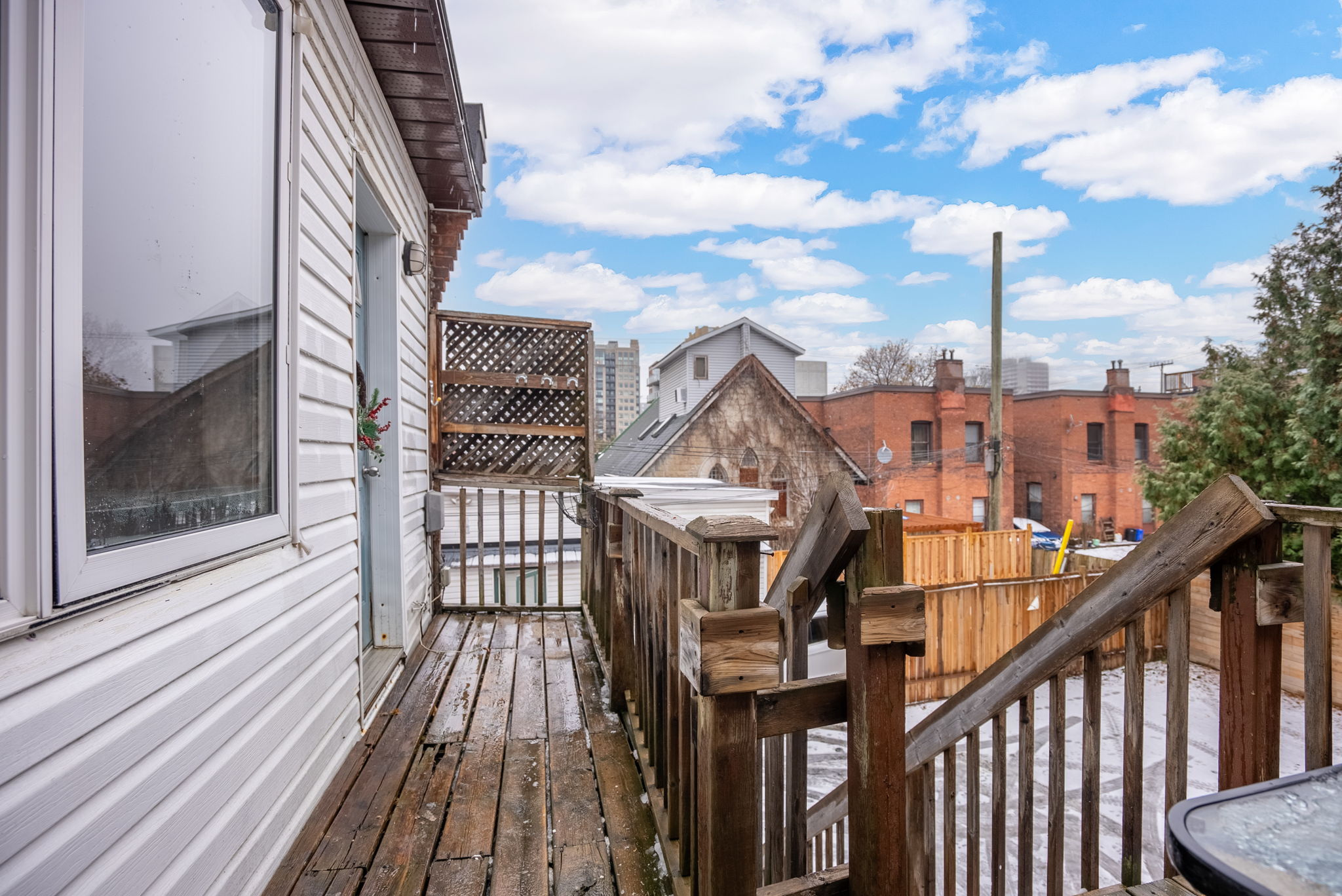 Unit 4 Entry/Balcony: Bachelor