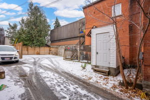 Entry to basement w/ coin laundry