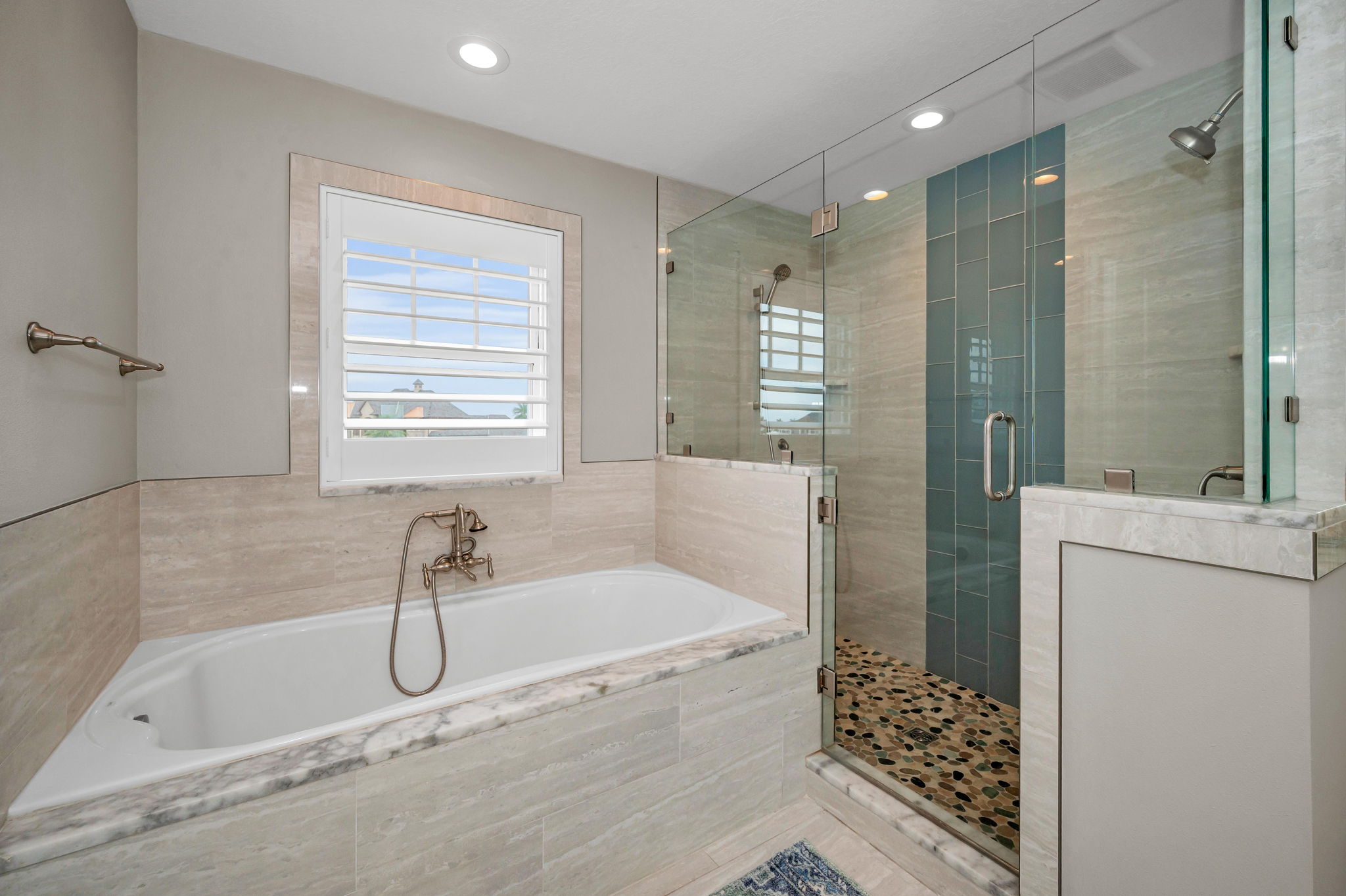 Upper Level Primary Bathroom1b